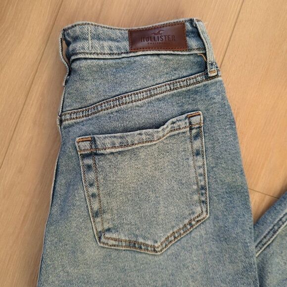 Hollister Ultra High-Rise Mom Jean - Picture 4 of 6